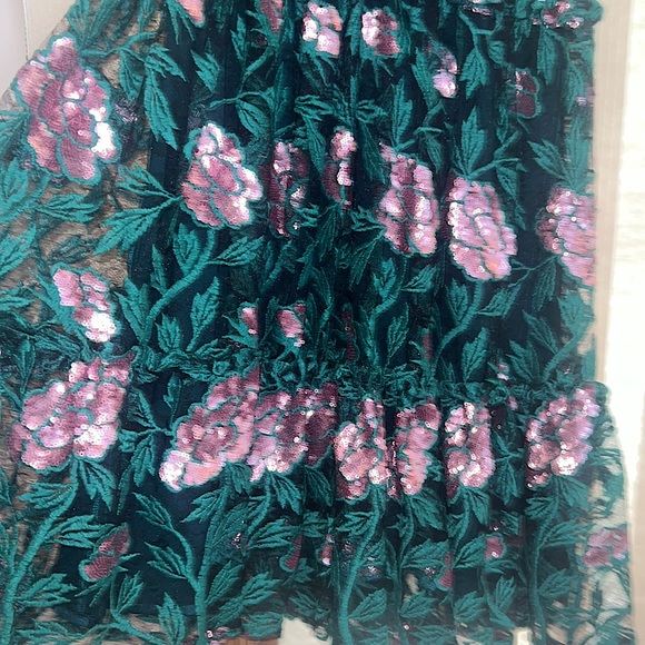 𝐍𝐖𝐓 𝐁𝐚𝐝𝐠𝐥𝐞𝐲 𝐌𝐢𝐬𝐜𝐡𝐤𝐚 𝐋𝐚𝐜𝐞 𝐚𝐧𝐝 𝐒𝐞𝐪𝐮𝐢𝐧 𝐃𝐫𝐞𝐬𝐬 - Picture 2 of 3